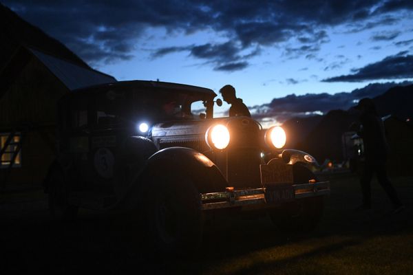 Участник международного ралли на старинных автомобилях Пекин - Париж 2019 на месте ночной стоянки возле села Чибит в Республике Алтай  - Sputnik Азербайджан