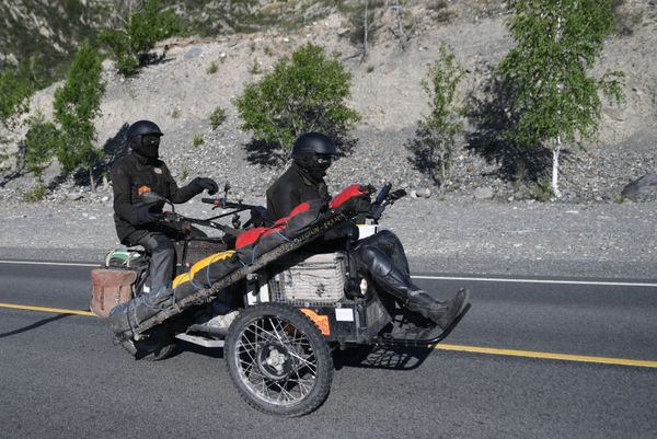 Участники международного ралли на старинных автомобилях Пекин - Париж 2019 на автомобильной дороге Чуйский тракт в Республике Алтай на автомобиле Contal Mototri Tricycle (1907 г.) - Sputnik Азербайджан