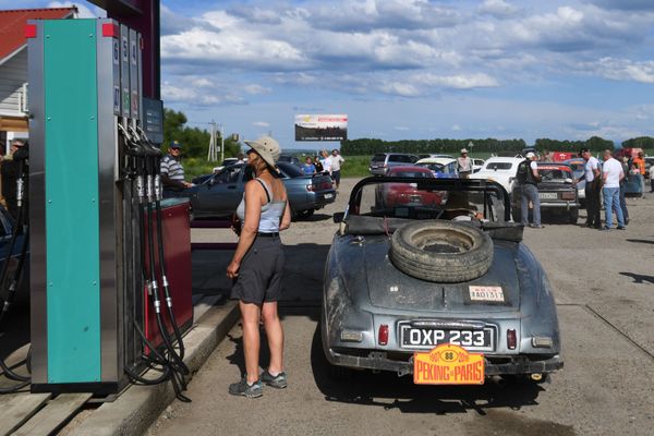 Участница международного ралли на старинных автомобилях Пекин - Париж 2019 на автомобиле Bristol 403 (1954) - Sputnik Азербайджан