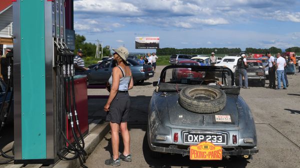 Участница международного ралли на старинных автомобилях Пекин - Париж 2019 на автомобиле Bristol 403 (1954) - Sputnik Азербайджан