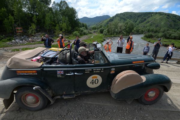 Участники международного ралли на старинных автомобилях Пекин - Париж 2019 на автомобиле Cadillac 60 (1937) Series - Sputnik Азербайджан