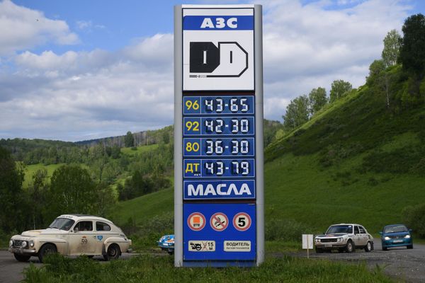 Участники международного ралли на старинных автомобилях Пекин - Париж 2019 во время технической остановки вблизи села Сугул в Республике Алтай - Sputnik Азербайджан