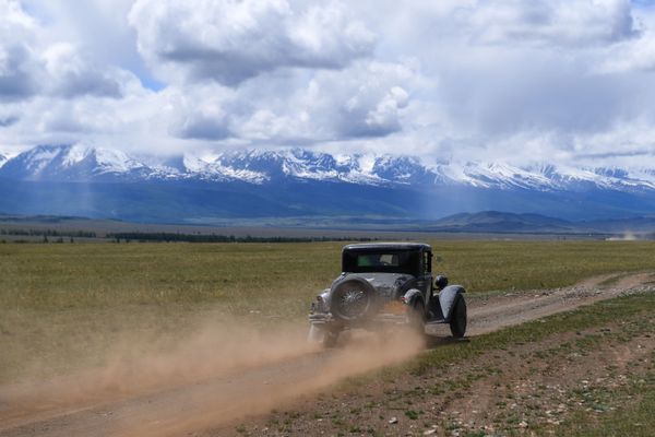 Участник международного ралли на старинных автомобилях Пекин - Париж 2019 преодолевает участок вблизи села Курай в Республике Алтай на автомобиле Chrysler CM 6 (1931 г) - Sputnik Азербайджан