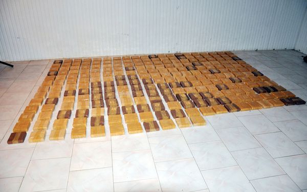 В кабине грузовика, следовавшего из Ирана обнаружено около 130 килограммов героина - Sputnik Азербайджан