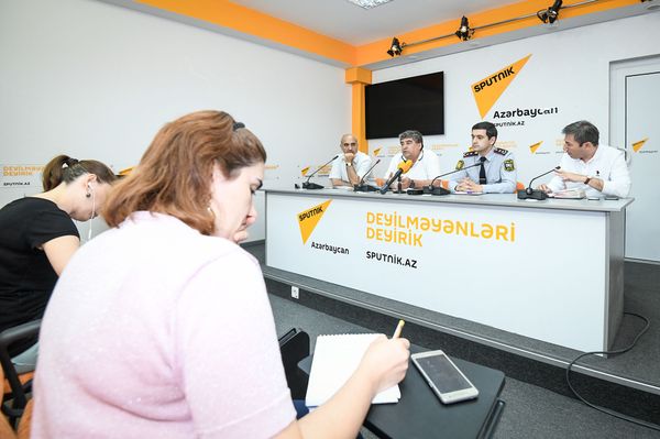Пресс-конференция на тему Проблема безопасности на дорогах и меры по просвещению граждан о правилах дорожного движения - Sputnik Азербайджан