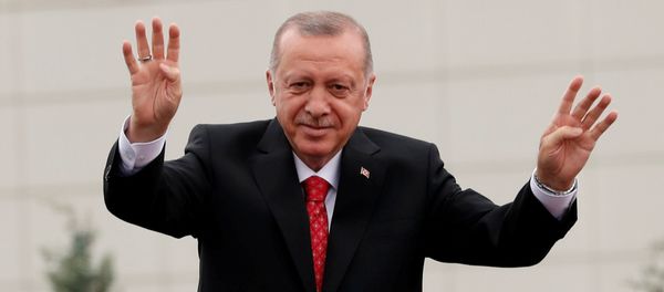 Президент Турции Тайип Эрдоган приветствует своих сторонников во время церемонии в Стамбуле, Турция - Sputnik Азербайджан