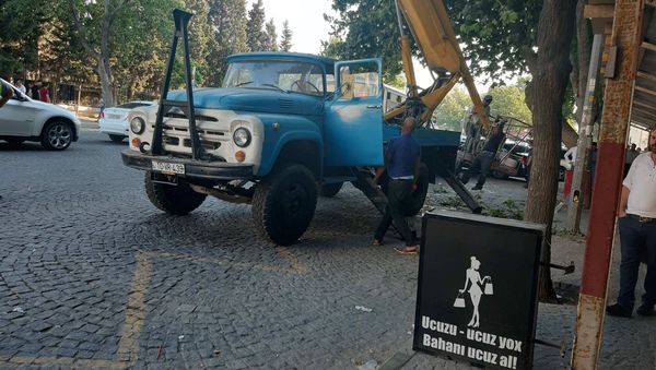 28 May metrostansiyasının yaxınlığında, Şamil Əzizbəyov küçəsi 158 ünvanında restavrasiya işləri - Sputnik Азербайджан
