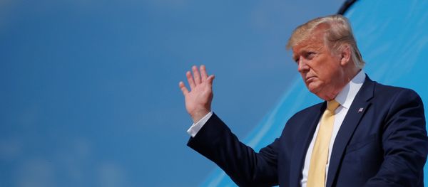 Президент США Дональд Трамп машет рукой - Sputnik Азербайджан