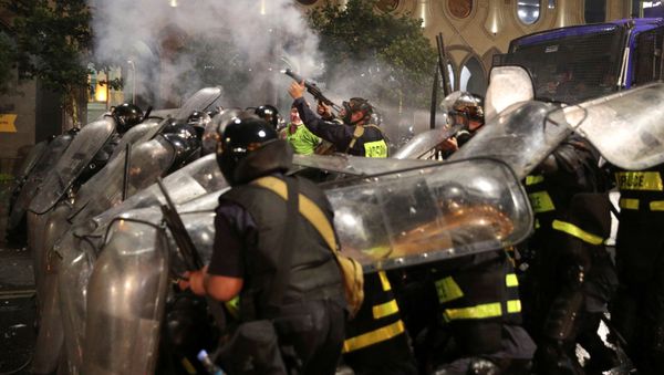 Акция протеста у парламента. Подразделения спецназа разгоняют митингующих - Sputnik Азербайджан
