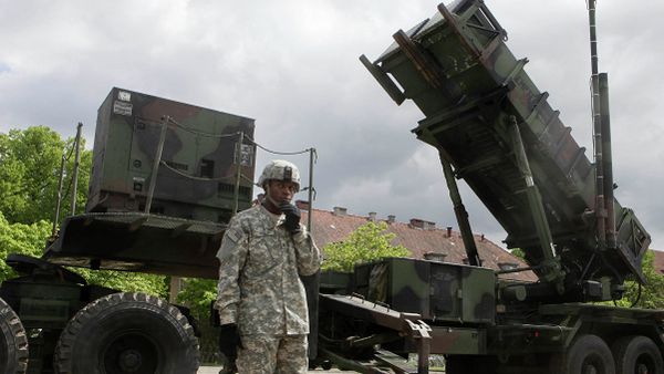Американский военный стоит рядом с зенитно-ракетным комплексом Patriot на военной базе в Мораге, Польша - Sputnik Азербайджан