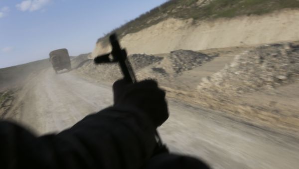 Армянские солдаты патрулируют в Нагорном Карабахе, Азербайджан, 6 апреля 2016 года - Sputnik Азербайджан