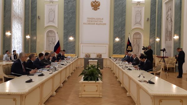 Генеральные прокуроры Азерьбайджана и России Закир Гаралов и Юрий Чайка обсудили вопросы сотрудничества в сфере борьбы с терроризмом - Sputnik Азербайджан