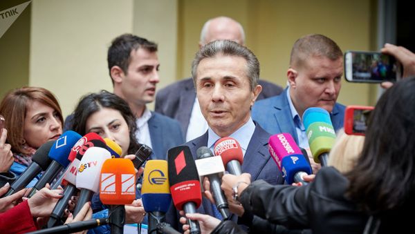 Бидзина Иванишвили у избирательного участка - Sputnik Азербайджан