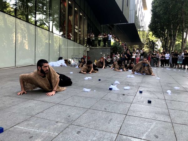 Митинги не помеха: азербайджанцы показали в бурлящем Тбилиси уличный перформанс - Sputnik Азербайджан