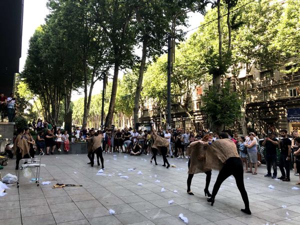 Митинги не помеха: азербайджанцы показали в бурлящем Тбилиси уличный перформанс - Sputnik Азербайджан