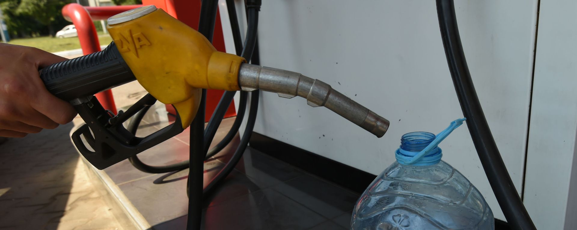 Yanacaqdoldurma məntəqəsində plastik qaba yanacağın doldurulması - Sputnik Азербайджан, 1920, 26.02.2021