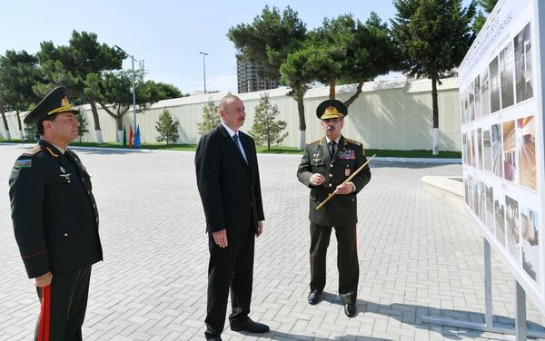 Президент Ильхам Алиев ознакомился с условиями, созданными после реконструкции в Военном лицее имени Джамшида Нахчыванского - Sputnik Азербайджан