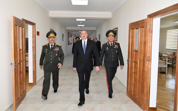 Президент Ильхам Алиев ознакомился с условиями, созданными после реконструкции в Военном лицее имени Джамшида Нахчыванского - Sputnik Азербайджан