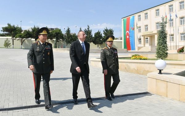 Президент Ильхам Алиев ознакомился с условиями, созданными после реконструкции в Военном лицее имени Джамшида Нахчыванского - Sputnik Азербайджан