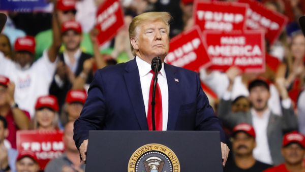 Президент США Дональд Трамп на встрече с избирателями в Орландо (штат Флорида) - Sputnik Азербайджан