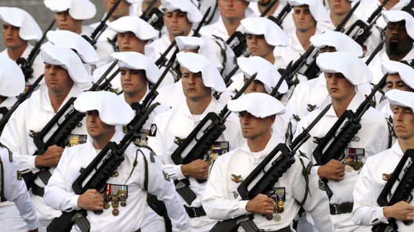 Французские солдаты во время ежегодного парада в день взятия Бастилии в Париже - Sputnik Азербайджан