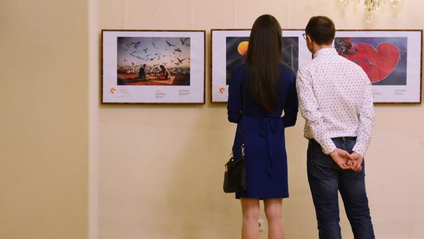 Посетители на открытии выставки победителей IV Международного конкурса фотожурналистики имени Андрея Стенина в Праге, фото из архива - Sputnik Азербайджан