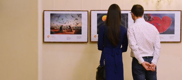 Посетители на открытии выставки победителей IV Международного конкурса фотожурналистики имени Андрея Стенина в Праге, фото из архива - Sputnik Азербайджан