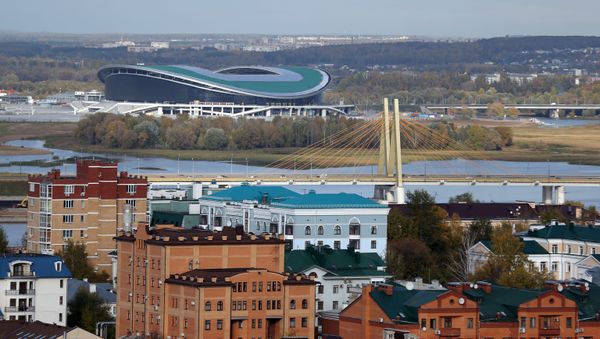 Вид на мост Миллениум и стадион Казань-Арена (слева) в Казани - Sputnik Азербайджан