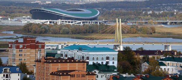 Вид на мост Миллениум и стадион Казань-Арена (слева) в Казани - Sputnik Азербайджан
