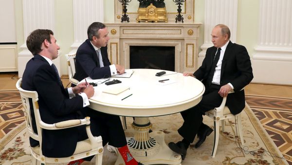 Президент РФ Владимир Путин во время интервью редактору газеты Financial Times Лайонелу Барберу (второй слева) и главе московского бюро газеты Генри Фою в преддверии саммита Группы двадцати - Sputnik Азербайджан
