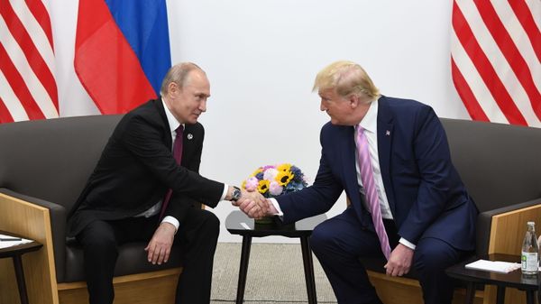 Президент РФ Владимир Путин и президент США Дональд Трамп во время встречи на полях саммита Группы двадцати в Осаке - Sputnik Азербайджан
