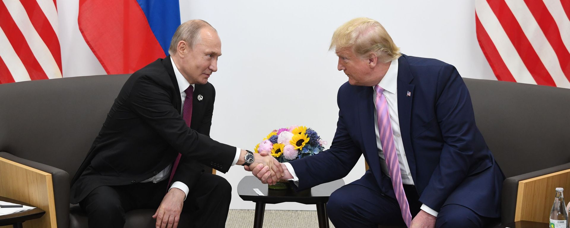 Президент РФ Владимир Путин и президент США Дональд Трамп во время встречи на полях саммита Группы двадцати в Осаке, фото из архива - Sputnik Азербайджан, 1920, 20.05.2025