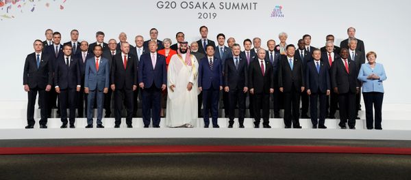 Лидеры и делегаты принимают участие в фотосессии на саммите лидеров G20 в Осаке, Япония - Sputnik Азербайджан