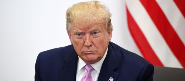 Президент США Дональд Трамп во время беседы с президентом РФ Владимиром Путиным на полях саммита Группы двадцати в Осаке - Sputnik Азербайджан