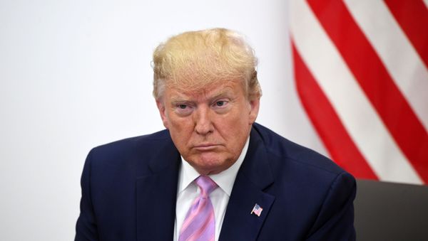 Президент США Дональд Трамп во время беседы с президентом РФ Владимиром Путиным на полях саммита Группы двадцати в Осаке - Sputnik Азербайджан