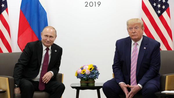 Владимир Путин и Дональд Трамп во время встречи, фото из архива - Sputnik Азербайджан