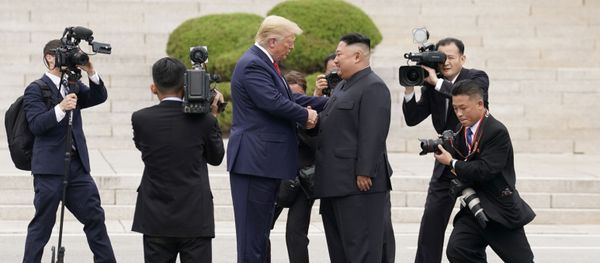 Президент США Дональд Трамп с северокорейским лидером Ким Чен Ыном - Sputnik Азербайджан