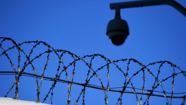 Колючая проволока на ограждении следственного изолятора, фото из архива - Sputnik Азербайджан