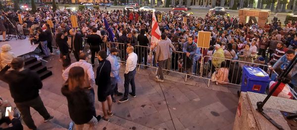 Пели и танцевали: видео с воскресной акции протеста у парламента Грузии Пели и танцевали: видео с воскресной акции протеста у парламента Грузии - Sputnik Азербайджан