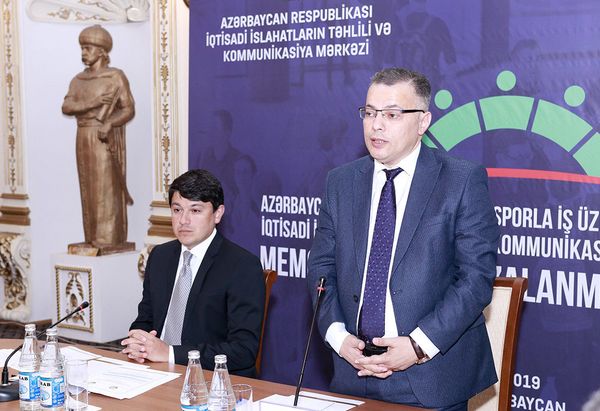 Живущих за рубежом азербайджанских бизнесменов призвали вкладывать деньги в АР - Sputnik Азербайджан