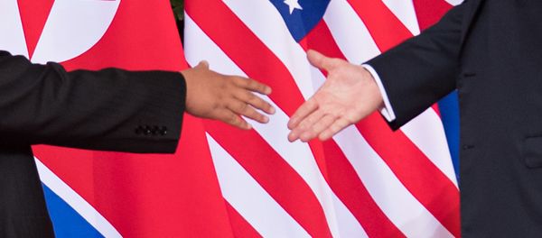 Президент США Дональд Трамп пожимает руку северокорейскому лидеру Ким Чен Ыну, фото из архива - Sputnik Азербайджан