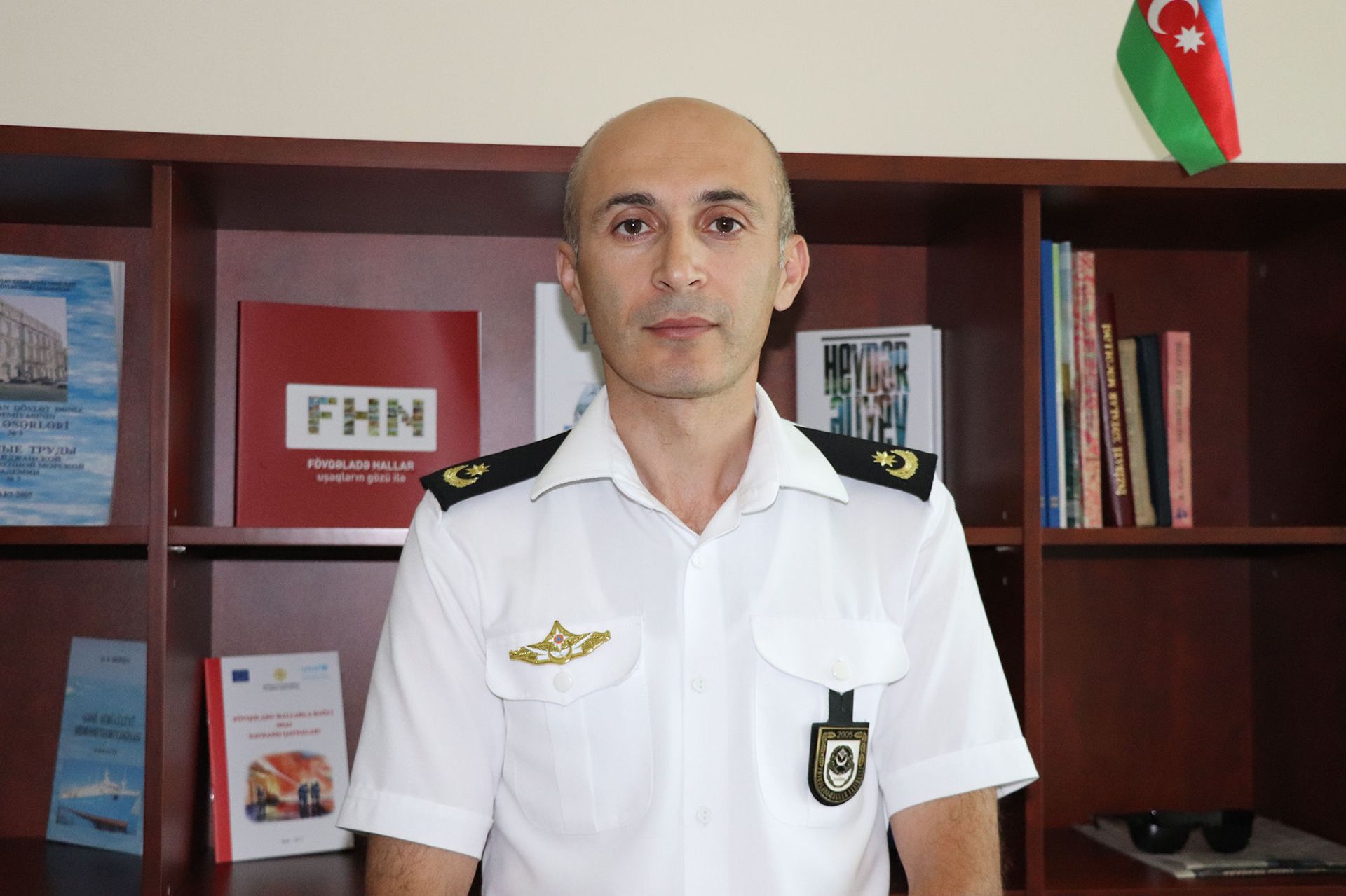 FHN-in Kiçikhəcmli Gəmilərə Nəzarət və Sularda Xilasetmə Dövlət Xidmətinin İctimaiyyətlə əlaqələr və təbliğat şöbəsinin rəisi Aqşin Əlili - Sputnik Азербайджан, 1920, 12.06.2025