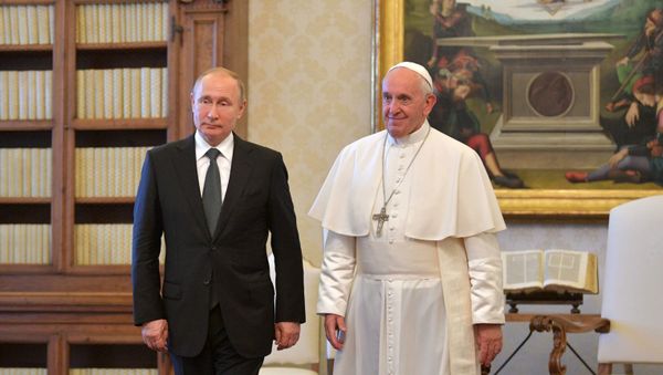 Президент РФ Владимир Путин и Папа Римский Франциск во время встречи в Малом тронном зале Апостольского дворца в Ватикане - Sputnik Азербайджан