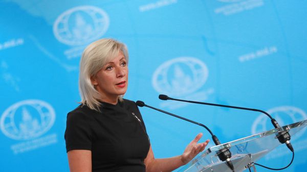 Официальный представитель Министерства иностранных дел России Мария Захарова во время брифинга в Москве - Sputnik Азербайджан