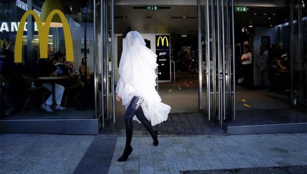 Модный бренд Vetements провел показ весна-лето 2020 в Макдональдсе - Sputnik Азербайджан