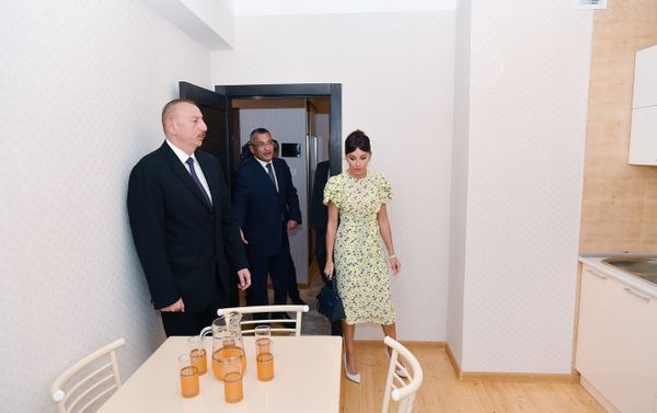Президент Азербайджана Ильхам Алиев и первая леди Мехрибан Алиева приняли участие в открытии жилого комплекса - Sputnik Азербайджан