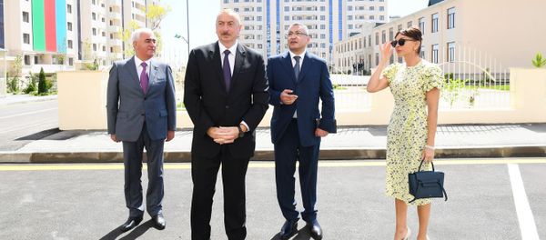 Президент Азербайджана Ильхам Алиев и первая леди Мехрибан Алиева приняли участие в открытии жилого комплекса - Sputnik Азербайджан