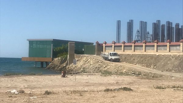 Şıxov çimərliyində hasarlanmış dəniz sahili - Sputnik Азербайджан
