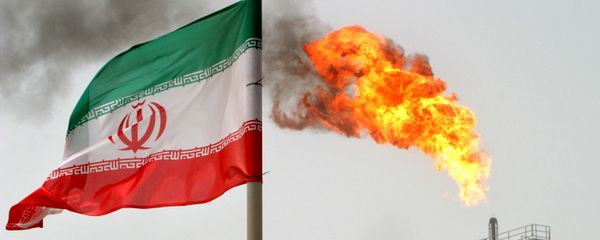 На нефтедобывающей платформе на нефтяных месторождениях в Соруше рядом с иранским флагом в Персидском заливе - Sputnik Азербайджан