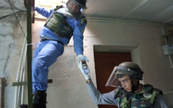 В Сумгайыте на крыше жилого дома была найдена боевая граната Ф-1, а также запал для гранаты УЗРГМ - Sputnik Азербайджан